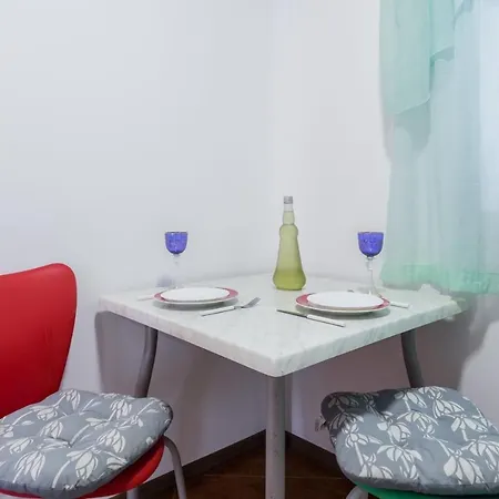 Laureta Apartment *